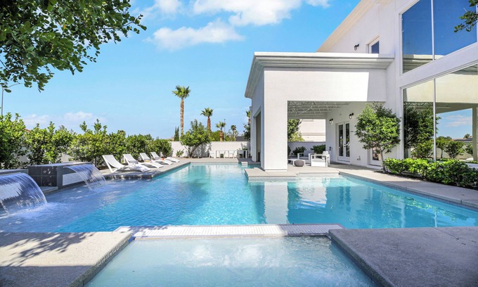 Canyon Gate Villa | Ultra Luxe & Modern Loft Villa - 15 Mins to Strip