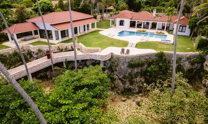 Cabrera Villa | Ultra private Orchid Bay beachfront paradise -Weekly discounts