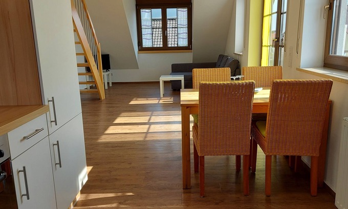 Nordheim a. Main Apartment | Umgebung Volkacher Mainschleife - Modernes Galerie-Appartement mit Balkon & Wohnküche