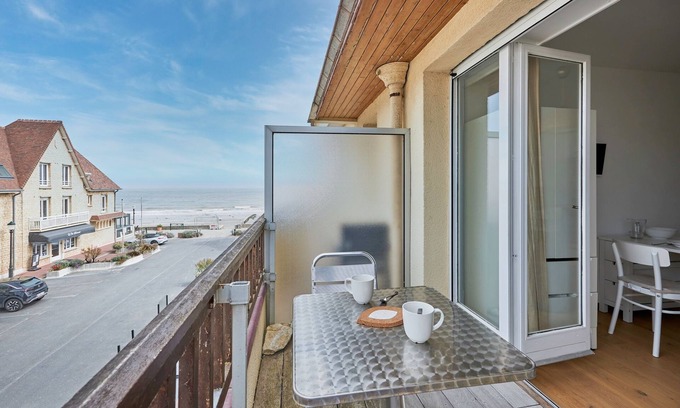 Saint-Regnobert-de-la-Cote-de-Nacre Apartment | Un Balcon sur la Mer - Appt à 30m de la plage