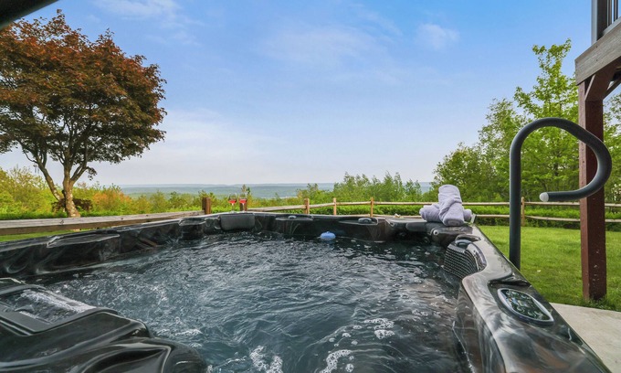 Jim Thorpe Cabin | UNBEATABLE MOUNTAIN VIEWS, Tons Of Outdoor Space, Hot Tub, Close To Jim Thorpe!