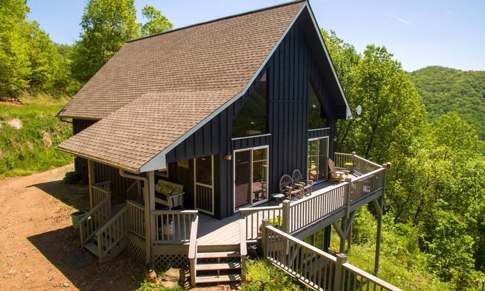 Hayesville Cabin | Unbelievable-Hot Tub-Gas Fireplace-4x4 Needed