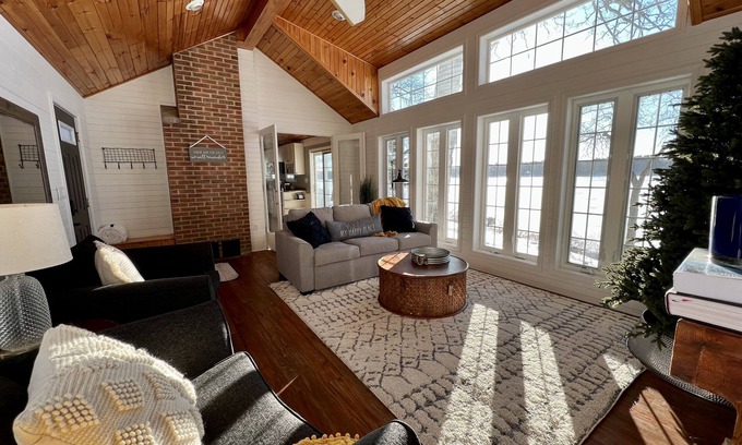 Montello House | 🌳🏡 "Under The Oaks" on Buffalo Lake: Just 30min to WI Dells & 1hr to Madison