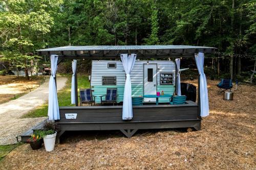 Franklin House | Unforgettable Glamping Caravan Rental in North Carolina for Intimate Weekends Away in Franklin