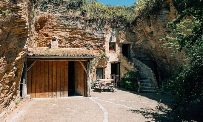 Doue-la-Fontaine House | Unforgettable Night in a Troglodyte Cave Room