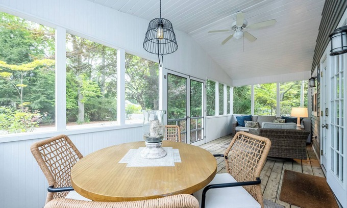 Union Pier Cottage | Union Pier Cottage Close To Beach & Downtown.