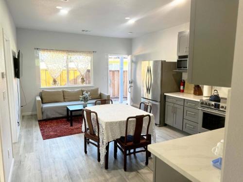 Union City Apartment | UnionCity Great location3BR w central Heater&AC