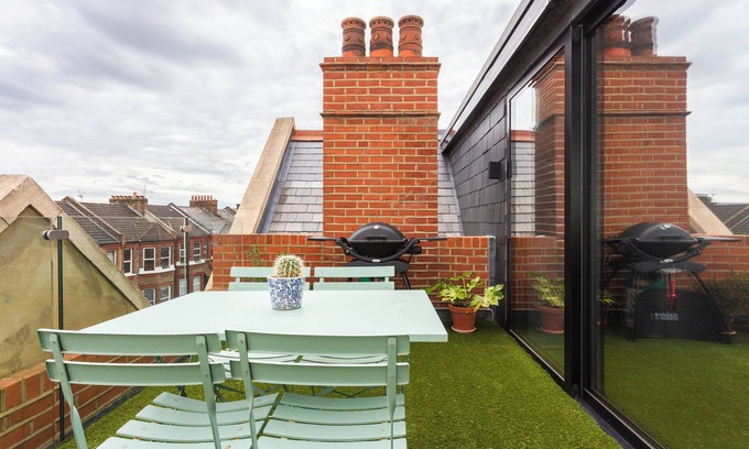 Brent Apartment | Unique 2 bed penthouse in Kensal Rise!