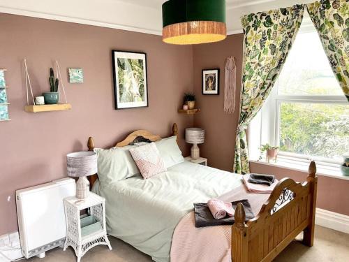 Kingsbridge Apartment | Unique 2-bedroom Coastal Town Retreat