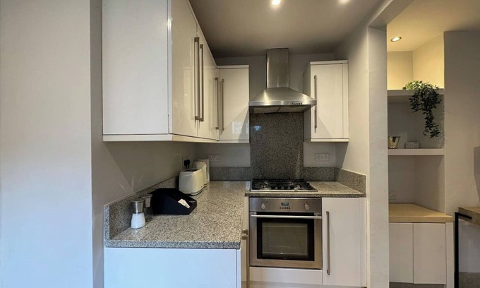 Addiscombe Apartment | Unique 2BR 1BA Flat in Croydon