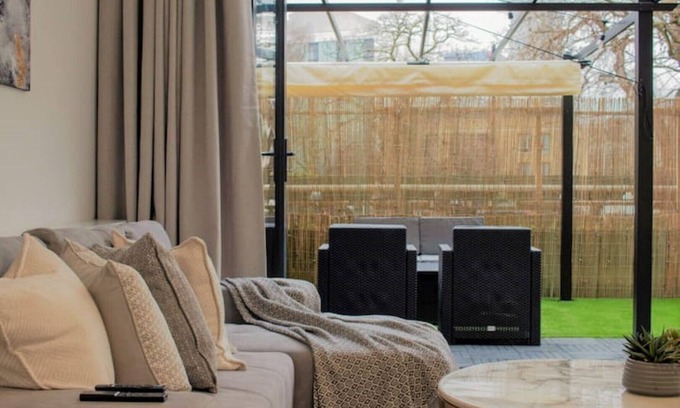 Tower Hamlets Apartment | Unique 3BD Flat King Size Bed