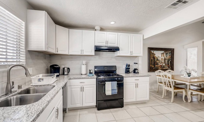 Sunrise Manor House | Unique 4 bedrooms 5 miles from down town Vegas