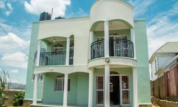 Entebbe Villa | Unique 5-bed lakeview villa with roofterrace, minibeach, sandpit and kids pond.