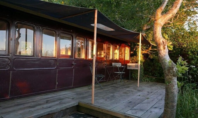 Helford House | Unique and Magnificently Situated 8 acre Waterside Artists' Retreat Carriage