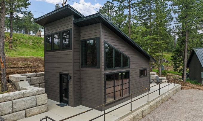Deadwood Cabin | Unique and Open Living New Cabin 2 Miles to Deadwood! 1/4 Mile Off Hwy!