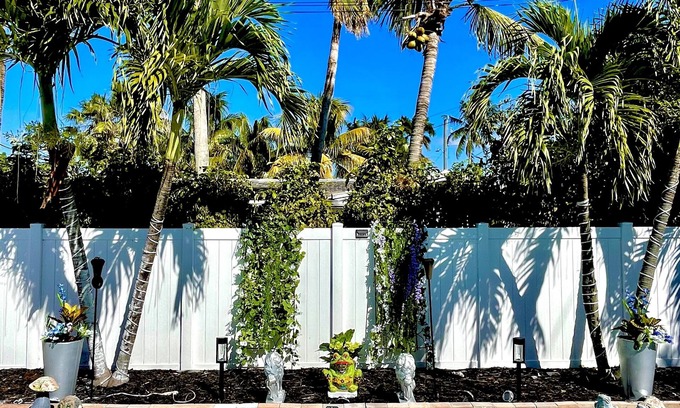South Corals Apartment | Unique, art-deco studio w/POOL, 5 min to BEACH