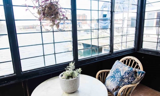 Liverpool Boat Rental | Unique central Liverpool waterside bolthole