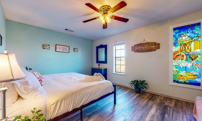Wise County Cottage | Unique Cottage by Airstrip for Private Planes - Herb Garden, Dog-Friendly