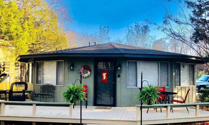 Oxford Cottage | Unique & Cozy Cottage joining the Ole Miss Campus!