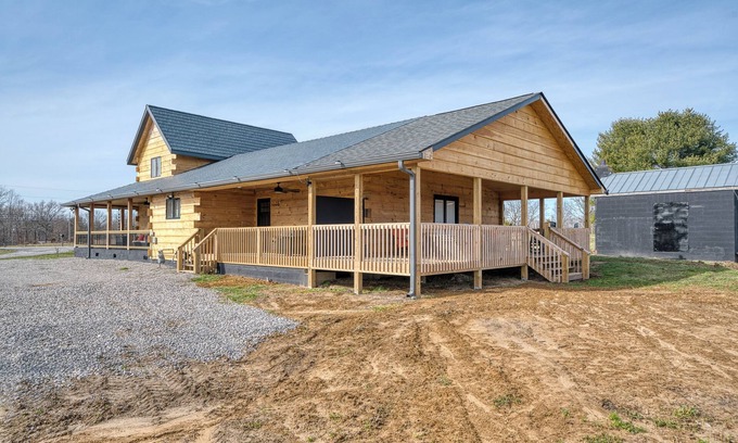 Crossville Cabin | Unique & Cozy Getaway Cabin only 15min from Town