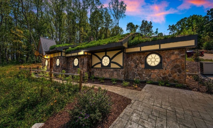 Kodak RV Rental | Unique fantasy vacation home in Kodak, TN! 40 min from the Smokies & Knoxville!