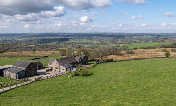 Cauldon Low Other | Unique farm stay near Alton Towers & Foxtail Barns Wedding Venue sleeps up to 16