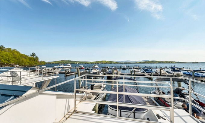 Weirs Beach Boat Rental | π Unique Houseboat Experience on Lake Winnipesaukee - Dockside! π€π