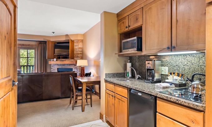 Tamarack Apartment | Unique King Studio with Jet Tub