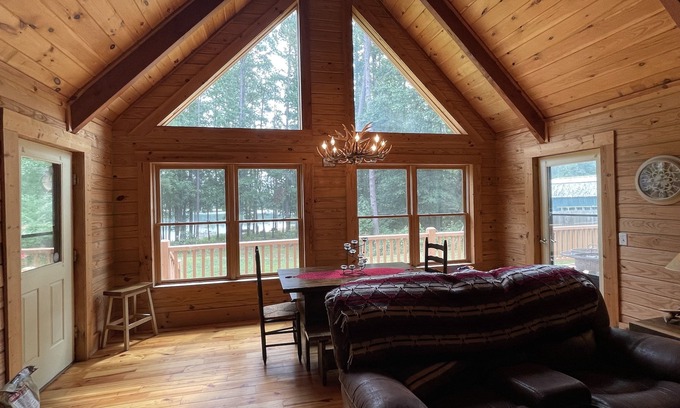 Townville Cabin | Unique lakefront 3 BR cabin directly on Lake Hartwell! 20 min drive to Clemson!