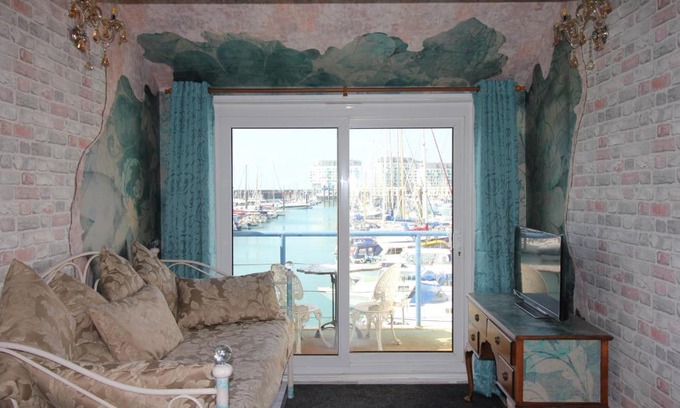 Seafront Apartment | Unique, loft-style apartment with fantastic Brighton Marina views