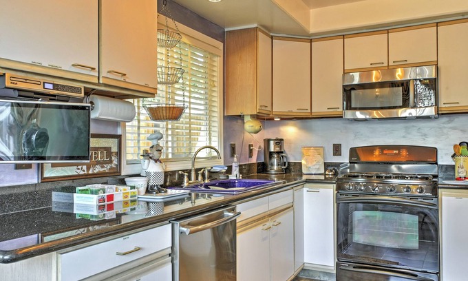 Sutter Villa | Unique Long Beach House w/Garden, Grill & Balcony!