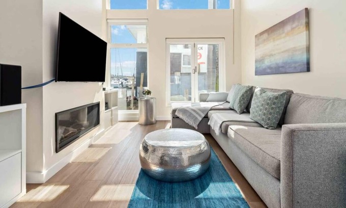 Lower Lonsdale Boat Rental | Unique & Peerless Floating Home
