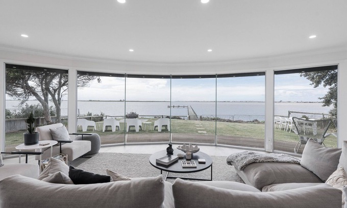 Nangkita House | Unique & Premium Waterfront Luxury Retreat-Private Jetty-Pet Friendly