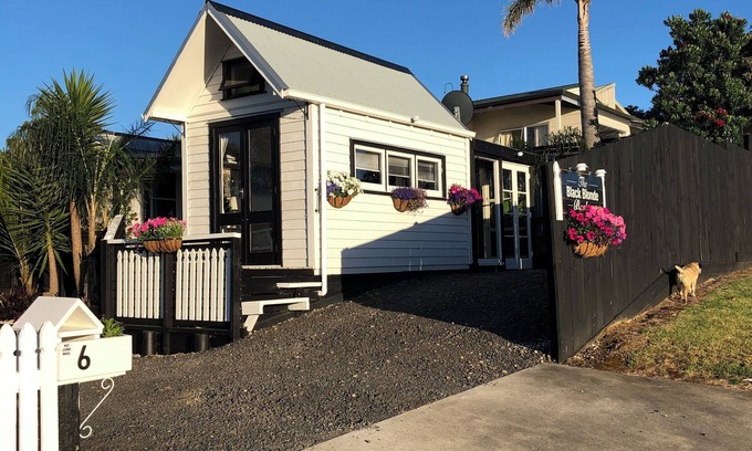 Whitianga Cottage | Unique Tiny homes with fabulous views and cosy internal courtyard.