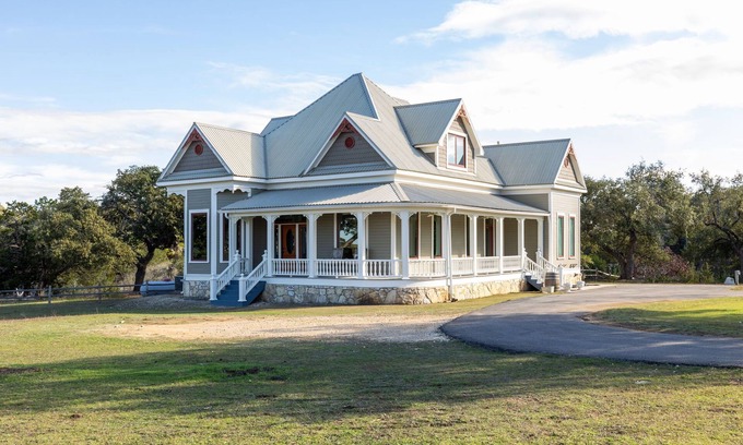 Dripping Springs House | Unique Victorian Home*Pool*Pets*Firepit