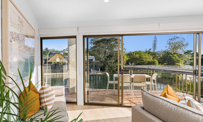 Noosa Heads Apartment | Unit 2 - 7 Noosa Parade - Riverfront