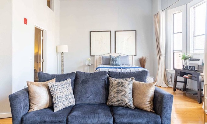 Gaslamp Quarter Hotel | UNIT #302 1-bedroom/1-bath 700 sq. ft suite with Parking & 3 Beds including a full kitchen - Washer/Dryer