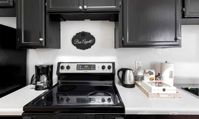 Gaslamp Quarter Hotel | UNIT #304 - 2-bedroom/1-bath 700 sq. ft suite with Parking & 5 Beds including a full kitchen - Washer/Dryer