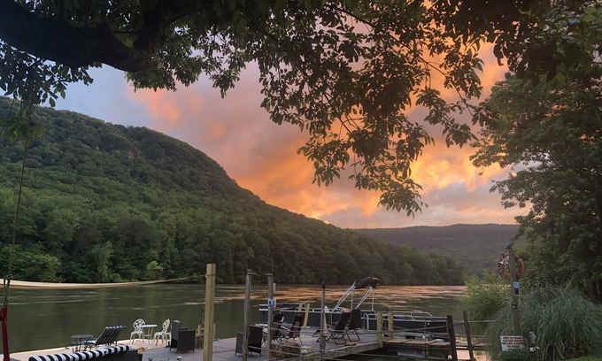 Chattanooga Condo | Unit A - Ground Floor River Front Vacation Condo. Mountain Views/Water Access!