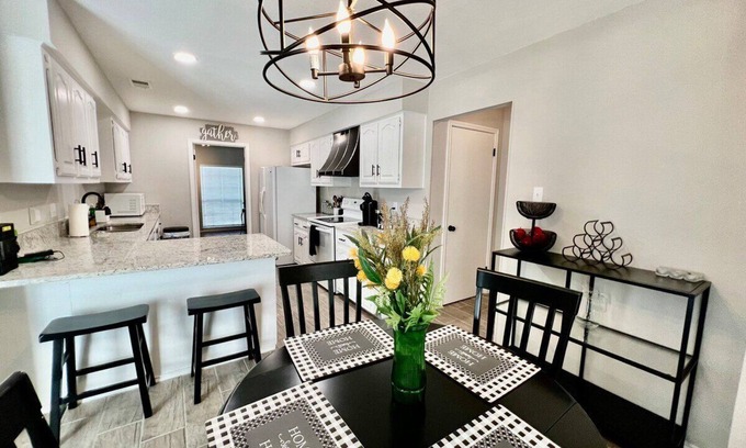 Universal City House | Universal City 4BR Furnished Relocation Housing Randolph AFB Wi-Fi Washer/Dryer