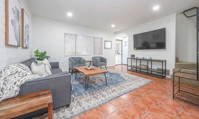 West University Condo | University 2bdrm Condo in Prime Location, walk to shops, food and the UofA!