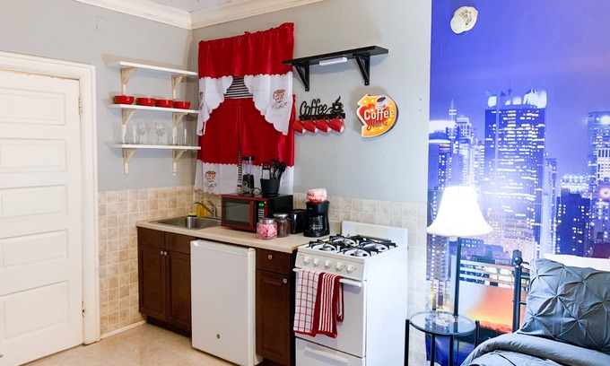 Spruce Hill Apartment | University City Cozy Gem