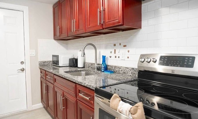 University Apartment | University Serenity Suites #C102