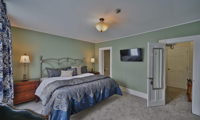 Milford House | Unmissable! Central Location meets Historic Accents w/Free Breakfast