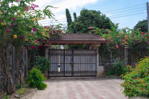 Mlingotini Apartment | Ununio Beach Cozy home, Free Wi-Fi, Kitchen, gym