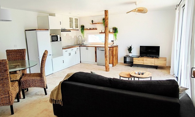 Saint-Mitre-les-Remparts Apartment | Unusual accommodation T3