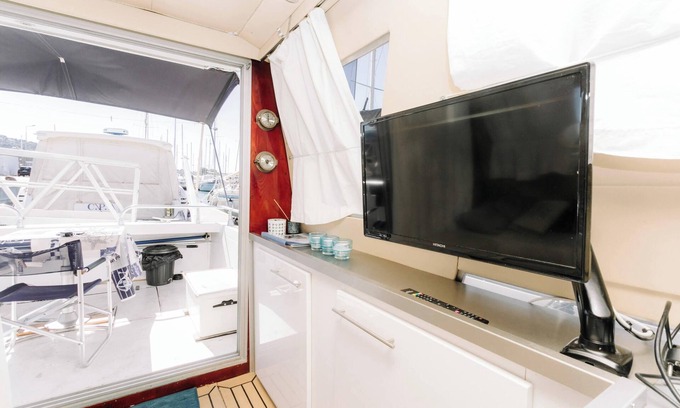 Sete Boat Rental | UNUSUAL ACCOMMODATION IN SETE - DOCKED BOAT