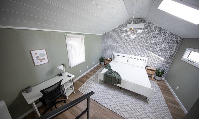 Bethel House | Unwind at this Modern Bethel Village Escape
