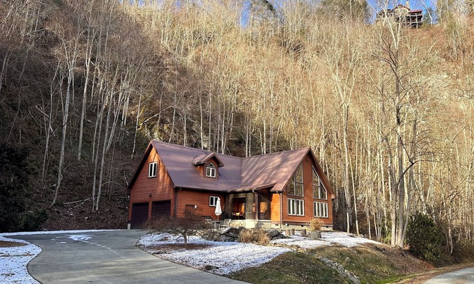 Marshall Cabin | Unwind by the River: Serene Cabin Getaway near Asheville and Hot Springs, NC