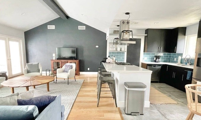 North Austin Civic Association House | Unwind in Style: North Austin Cozy Family Retreat